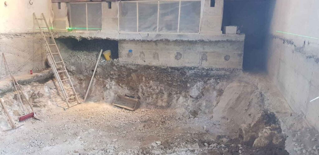 Aushub in der Mühle um Raum für einen Keller zu schaffen