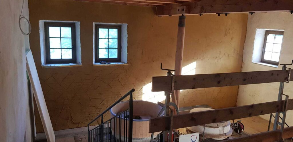 Lehmwand mit eingelegten Heizschlaufen