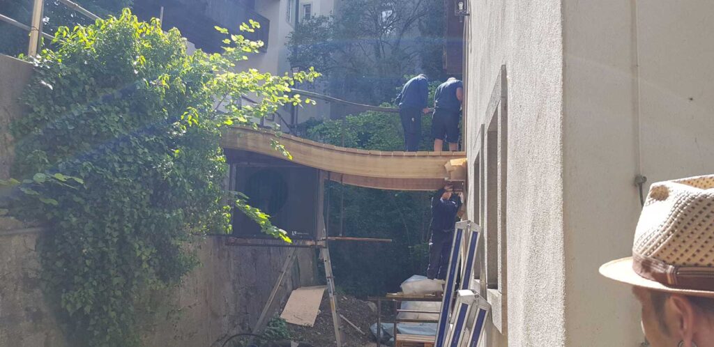 Metallbauer montiert Geländer an Passerelle