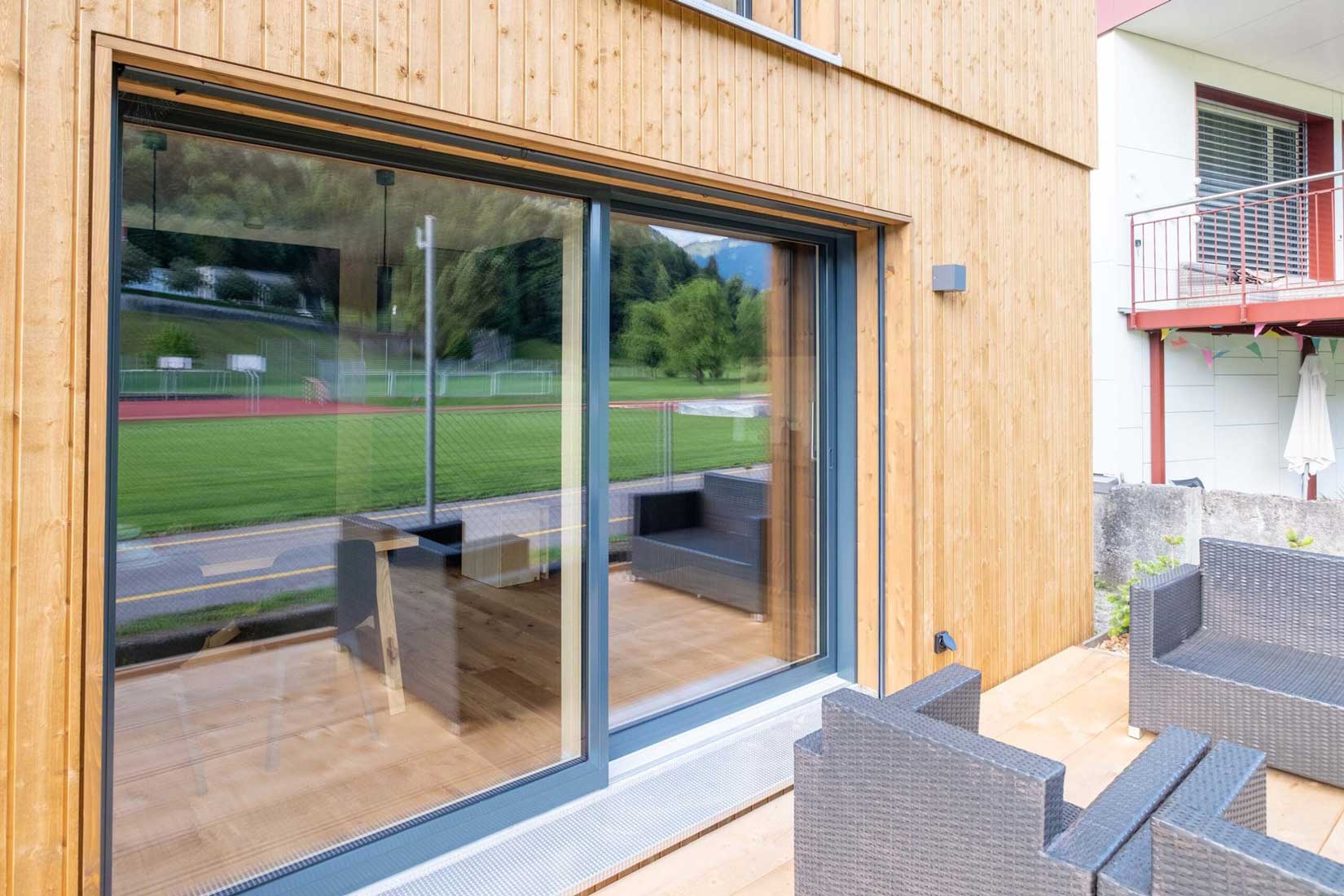 Terrasse nach hinten mit Bergsicht - Swissbijou Stans