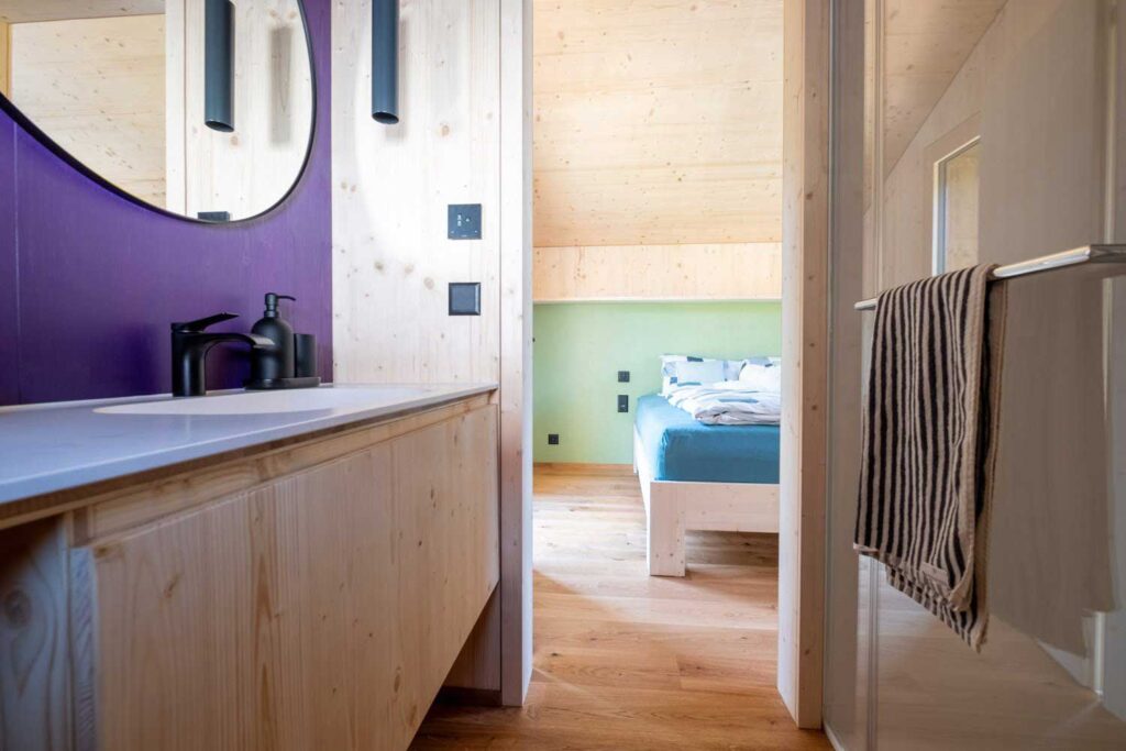 Blick zu Bett vom Bad aus