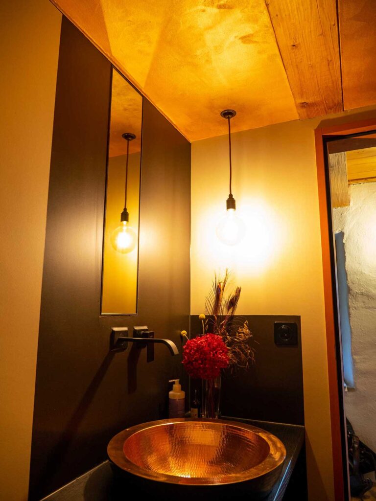 Spiegel und Waschtisch im WC