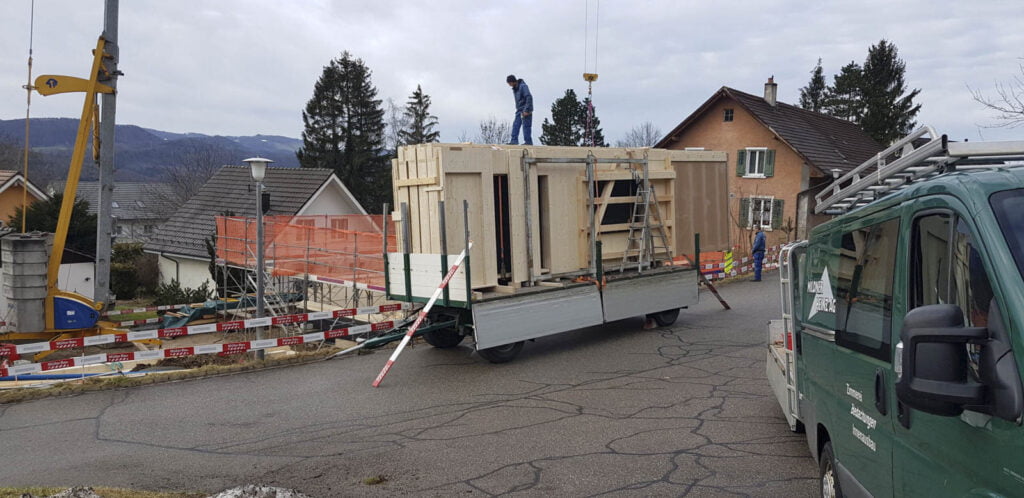 Holzwände auf Lader werden geliefert