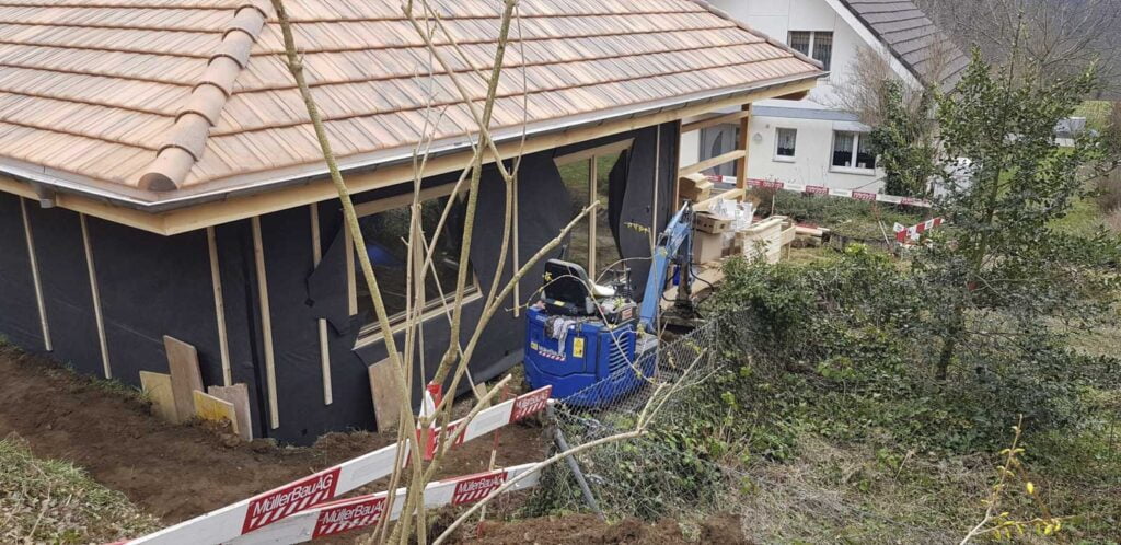 Fassade wird mit Windfolie verschlossen