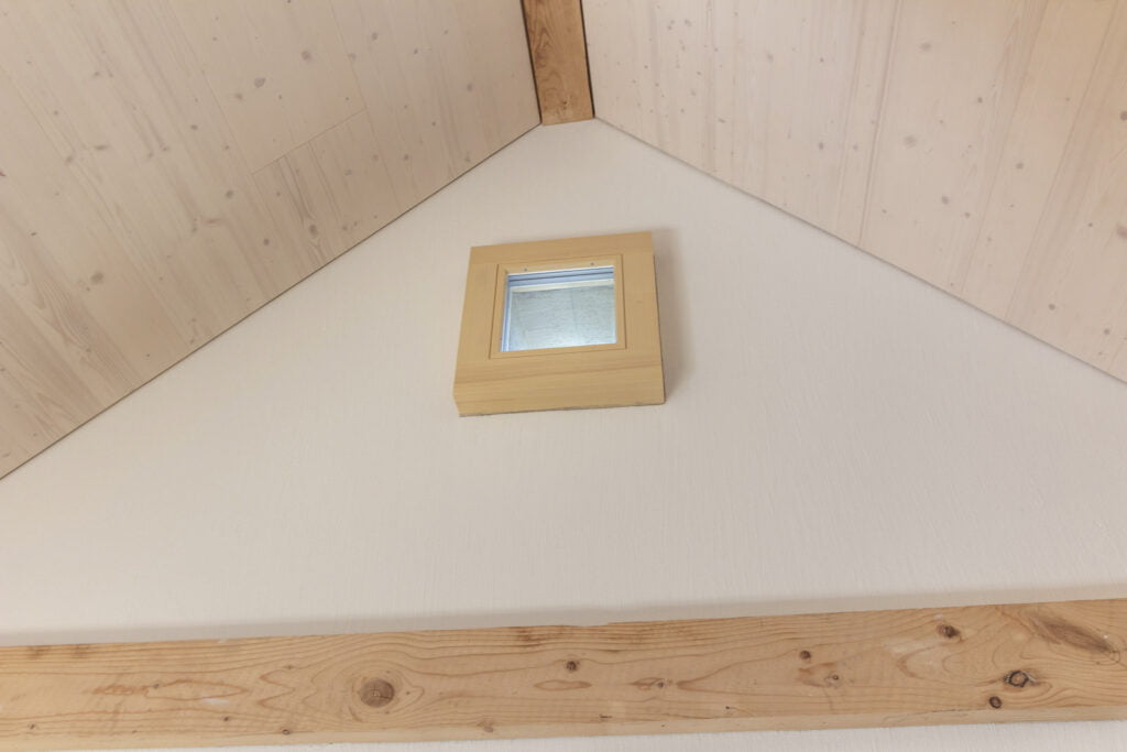 kleines Fensterli am alten Einflugloch vom Taubenschlag