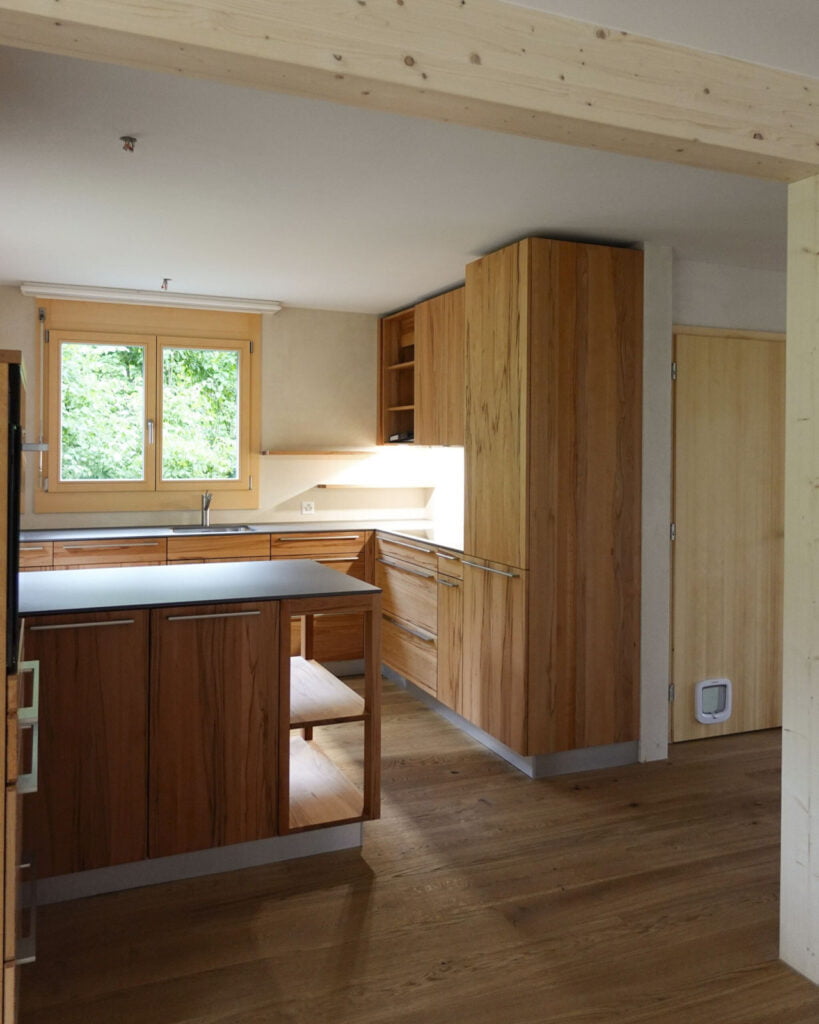 Küche aus Kernbuch und neues Fenster