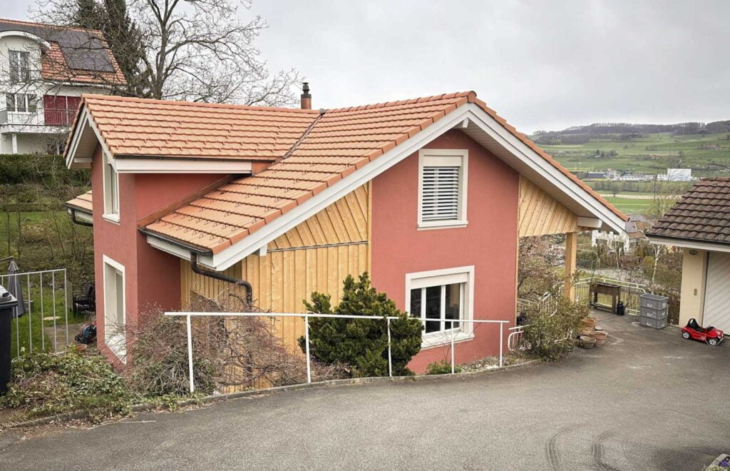 neue Fassade mit roter Farbe und natur Holz