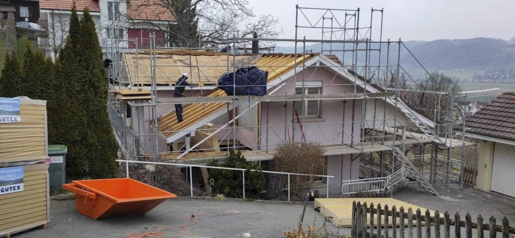 Dach wird neu aufgebaut