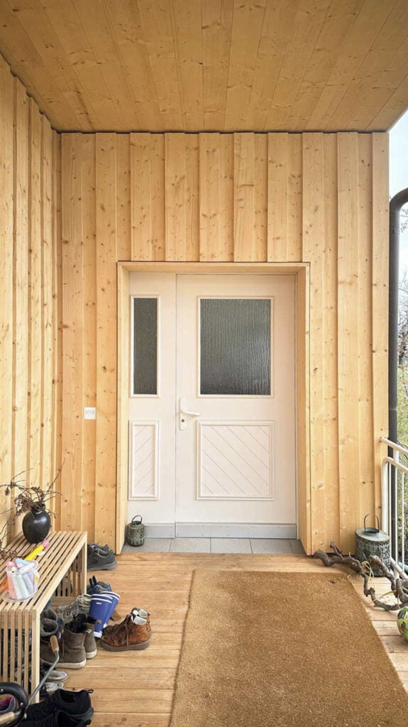 Alte Eingangstüre und neue Fassadenverschalung