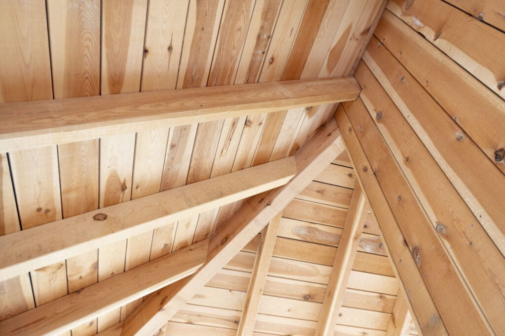 Untersicht auf Föhrenholz im Bereich der Veranda
