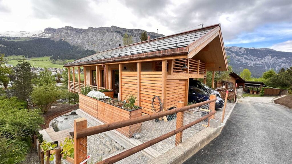Wohnhaus in Flims mit Sicht in die Berge gestaltet vom Architekturbüro Baustube