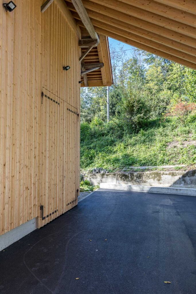 Einfahrt unter Autounterstand