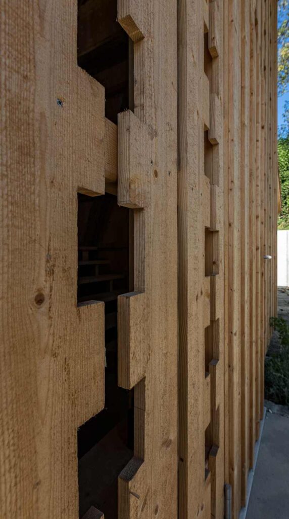 lichtdurchlässige Holzschalung mit Muster Nahaufnahme