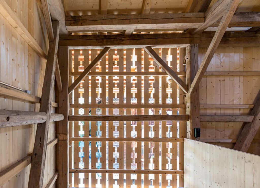 lichtdurchlässige Holzschalung mit Muster