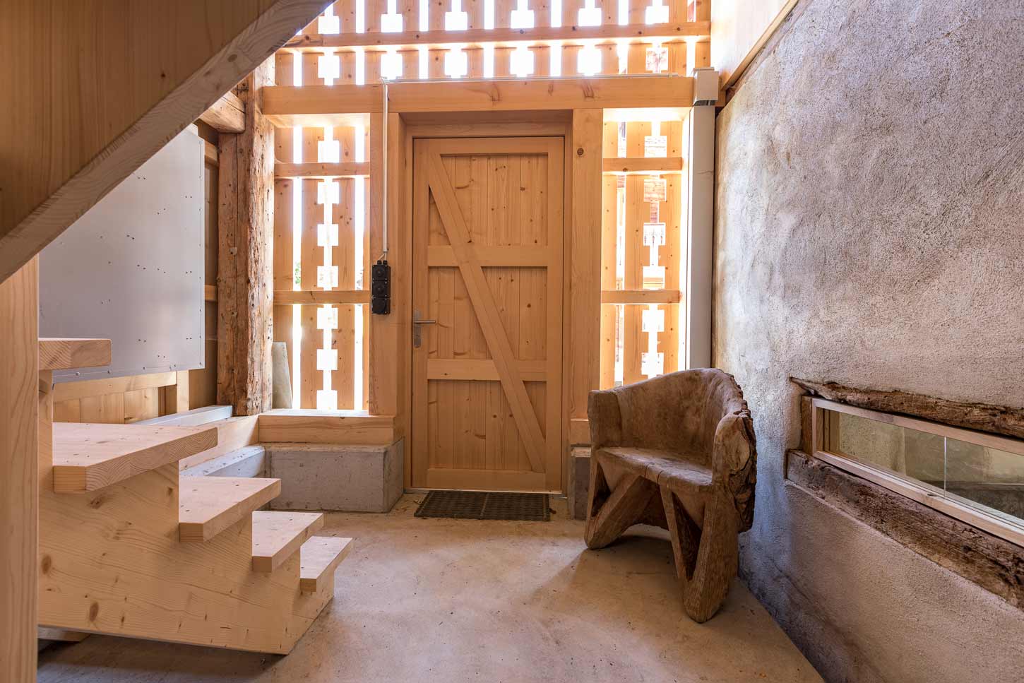 Gemütlicher Eingangsbereich zur Treppe ins Obergeschoss